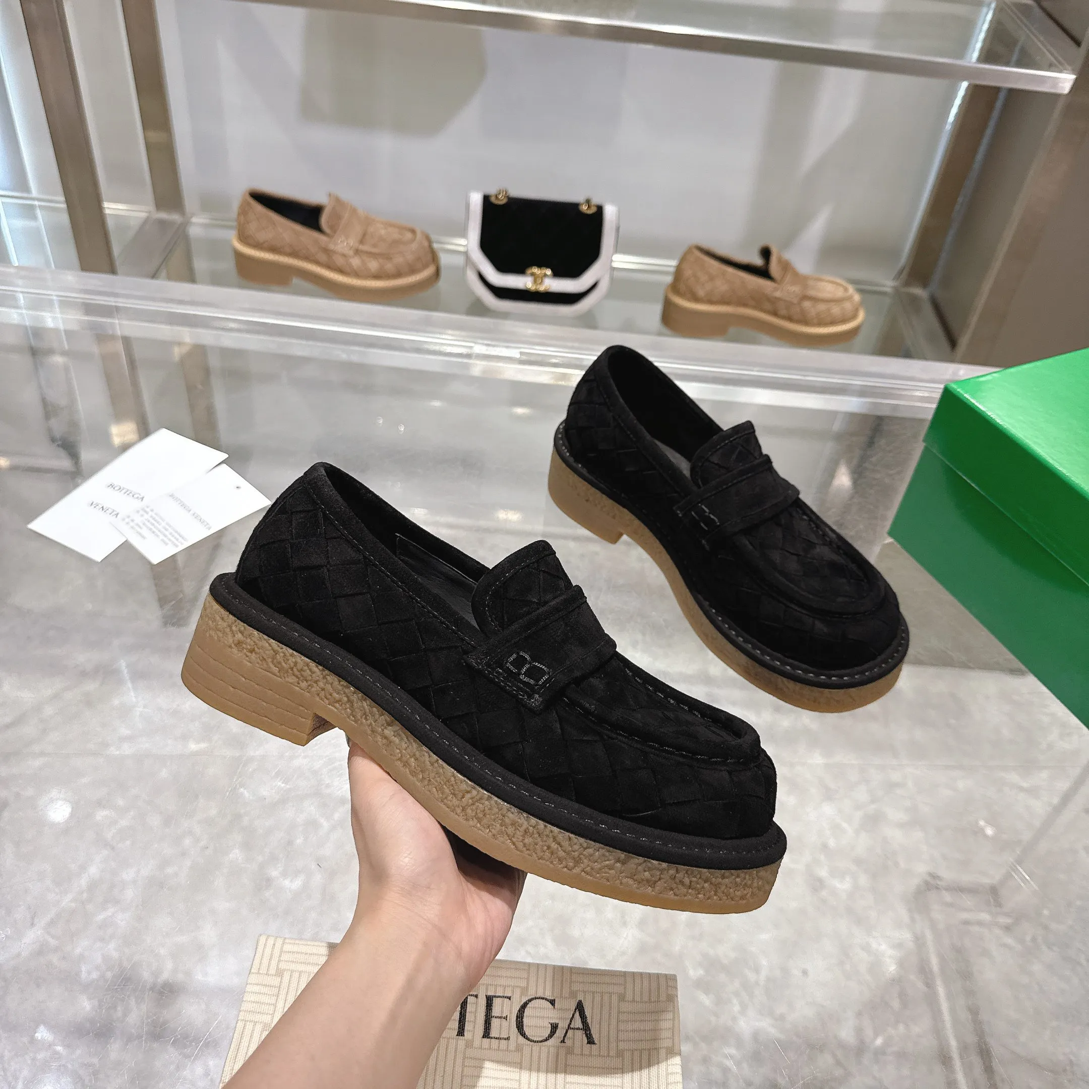 [BV] Top P: 840💰Size for couples: 35-44 (Female 40, Male 38 45, custom-made, non-returnable) Bottega Veneta classic Bottega Veneta counter model! Big square head! Braided deep toe shoes! Reproduction of the original board! The feet are super domineering! Original molded outsole! High-grade mercerized cow velvet! Solid color Niuli!